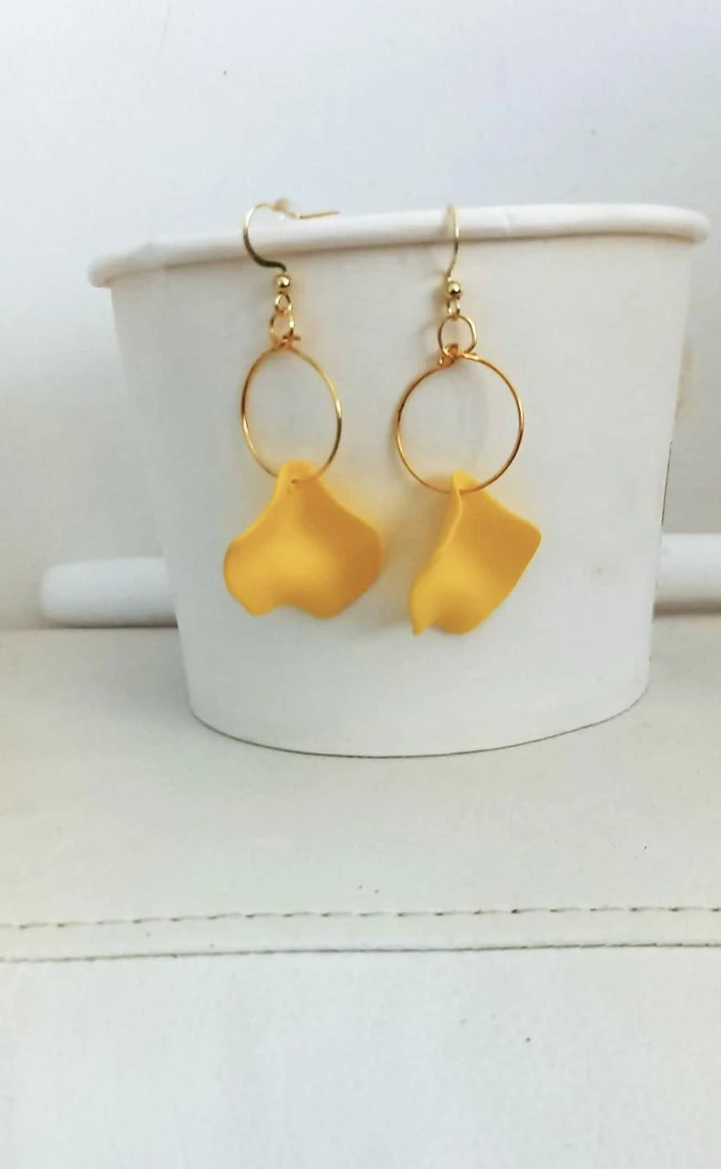 Boucles oreilles  créoles jaune pétale neuves